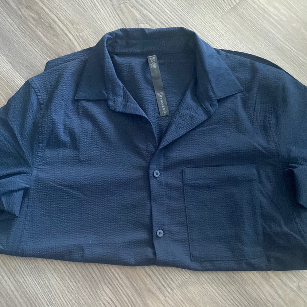 Lululemon Mens Button down shirt (Like New!)
